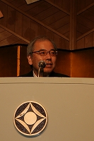 第2部・開会の辞を述べる稲葉善治副会長