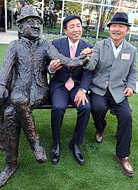 180205OSG大澤会長銅像お披露目式2 記念撮影をする石川社長(中)、彫刻家 三澤氏(右)