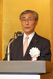 130529日工会2 あいさつする花木新会長