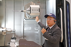 180413DMG森精機6 実機とともに説明をする栗谷部長