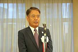 171128機械工具2 あいさつする牛島会長