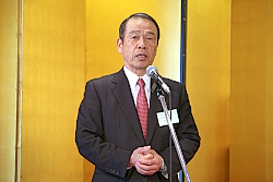150129top4 あいさつする中田 山善社長