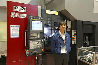 170730top1 東日本で初展示となった「VC-X500」と徳田東京テクニカルセンター長。