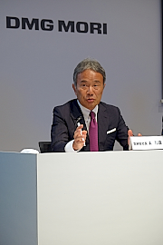 190829DMG森精機 決算 説明をする森社長