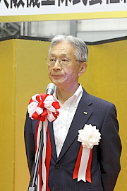 140831OKK4 あいさつをする井関社長
