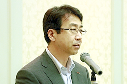 130628工具2 あいさつする堀新理事長