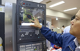 170730top2 新NCは操作製抜群! スマホのように指先で拡大縮小ができる。