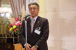 181202top4 さいさつする鈴木副会長