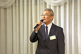 181015ナガセインテグレックス4 あいさつをする冨田営業本部副本部長