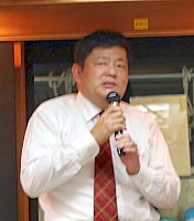 あいさつする岩田社長