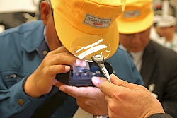 140517碌々産業 微細加工をチェックする聴講者