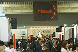 151221マザック1 大勢の来場者で溢れる会場内
