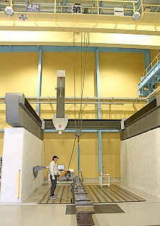 130318top17 3次元測定機の大きさに圧倒される! Leitz社「PMM-G」。