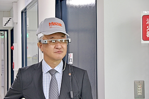 170515top7 山崎社長も新しい取り組みのスマートグラスを要チェック。