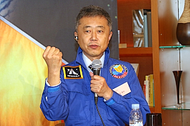 151221top6 花田教授によるとスペースデブリは砂粒ほどの大きさのものを含めると無数にあるという。