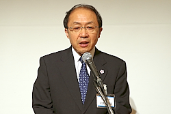 150,703金型 あいさつする牧野会長
