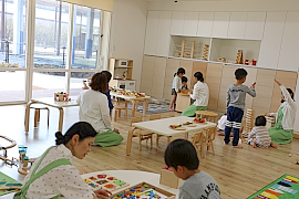 190829top3 伊賀事業所内にある保育園。創造的で心を豊かにするための情緒教育にも注力している。
