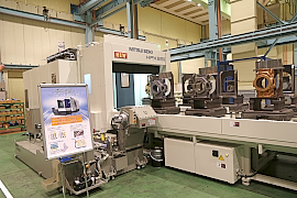 160209top2 精機工場内に展示していた横形マシニングセンタ「HPX63 Ⅱ」は角スライド機最速の早送り速度54m/min、加速度0.5Gを達成! シリンダブロックの加工時間を12%短縮している。