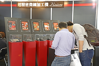 180508top2 展示会では加工サンプルが並ぶ。あまりの美しさに来場者も魅了される。