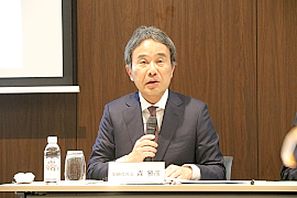 160225DMG決算 説明をする森社長
