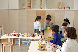 180413DMG MORI保育園1 楽しそうに遊ぶ子どもたち