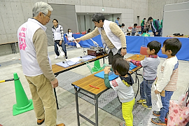 楽しそうにロケットを飛ばすちびっ子たち