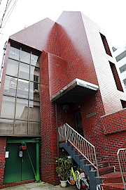 160801top2 一見して工場には見えない小原彫刻工業。