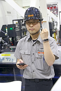 170515top13 時計のようなリストバンドとスマホで情報管理。機器もSMART化が著しいのは驚いた。