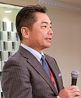 170227岡本工作機械3 懇親会で次世代マシンに期待をよせる渡邊本営業部長