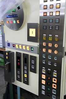 110522杉本社長b 馴染みの操作盤には独自の技術が詰まっている