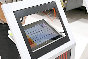 170515top12 タブレットは取り外しができるようになっている。