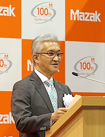 1911111top5 あいさつをする山崎会長兼博物館館長