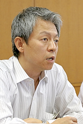 160920牧野3 開発の狙いを説明する開発本部 鈴木ゼネラルマネージャ