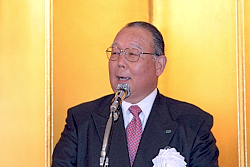 130212機器1 あいさつする寺町会長