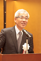 130212日精工1 あいさつする長瀬会長