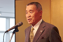 あいさつする大沢会長