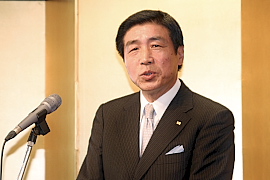 あいさつする石川社長