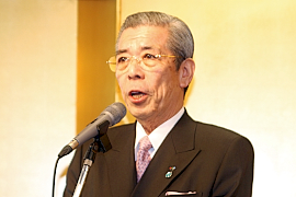 あいさつする吉井（吉は土よし）山善社長