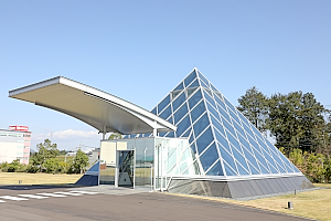 191111top1 特長的な建物入り口。博物館は地表から約11メートルの深さにある。