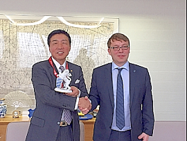 150423OSG1 写真左:オーエスジー 石川則男社長 右:ハイマー社 アンドレアス・ハイマー社長