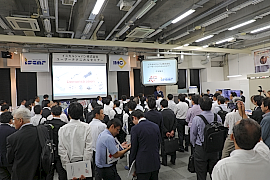 180627イスカル3 モニターを使用したデモ加工に参加者も釘付けだった。