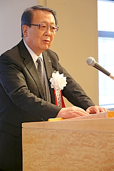 あいさつする本間会長