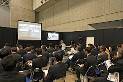 最新研削加工トレンドをテーマにした技術発表の場で、同社の最新技術をおしみなく説明。あっという間に満席という人気ぶり。