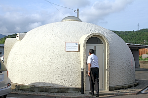 個性的な建物「ナノオプトニクス研究所」