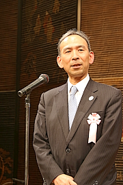 180222top8経産省 多田製造産業局長 受賞者に声援を送る 経産省 多田 製造産業局長