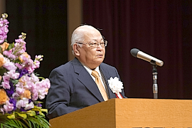 191218天田財団1 あいさつする岡本理事長