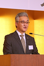160506マザック6 あいさつする山崎社長