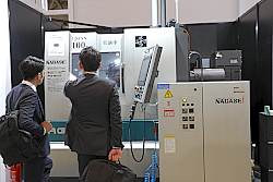 小物部品の多数個同時検索や静電チャック等の中型部品の加工に威力を発揮