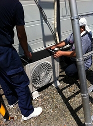 雨音を防ぐため室外機にウレタンを取り付ける