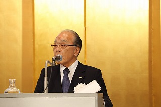 あいさつをする飯村会長